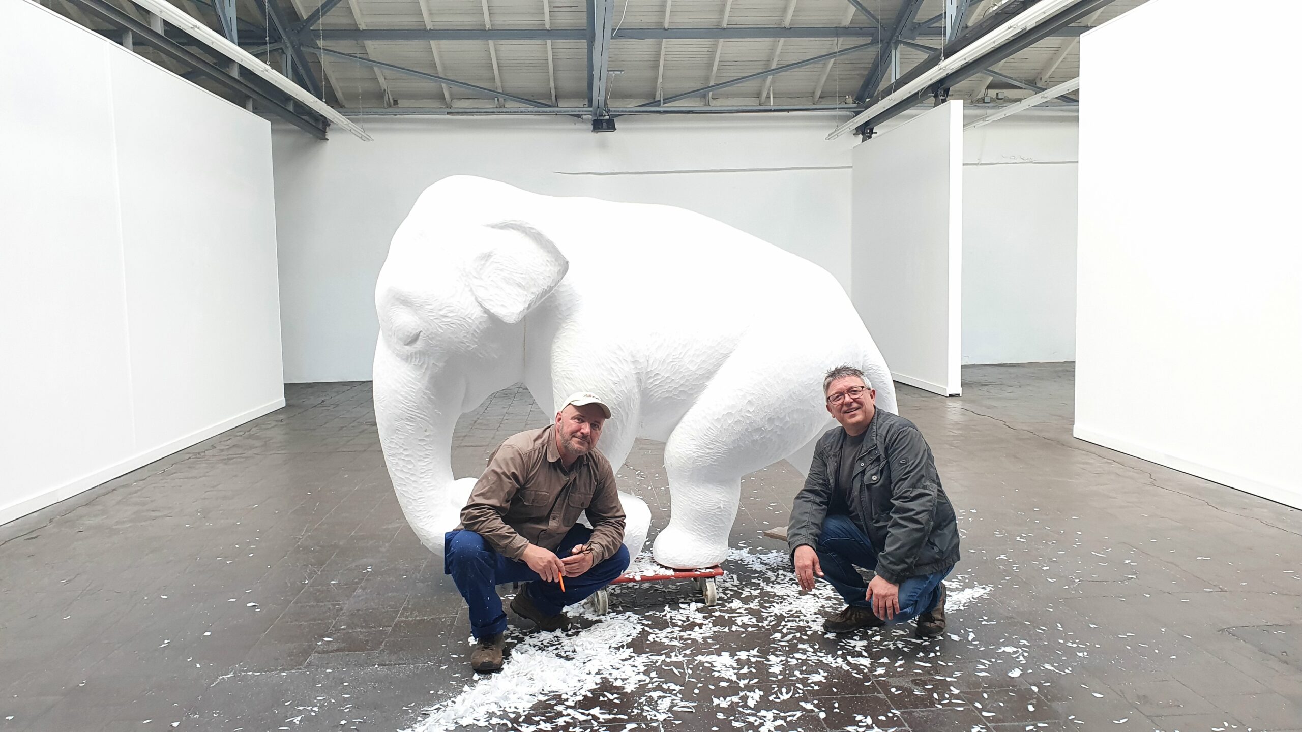 Der Künstler Jörg Mazur (links) und Christian Icking (rechts) vor der Skulptur des Elefanten