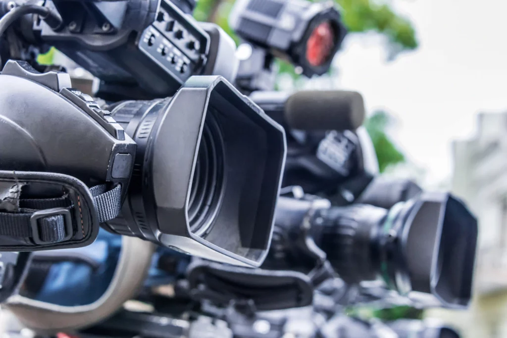 Kameras auf Stativen stehen für einen Marketing- und PR-Termin bereit zur Aufnahme.