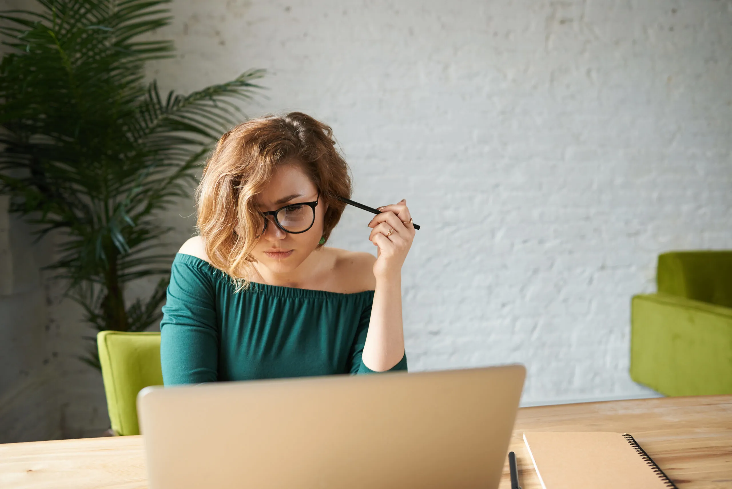 Eine Frau arbeitet an einem Laptop