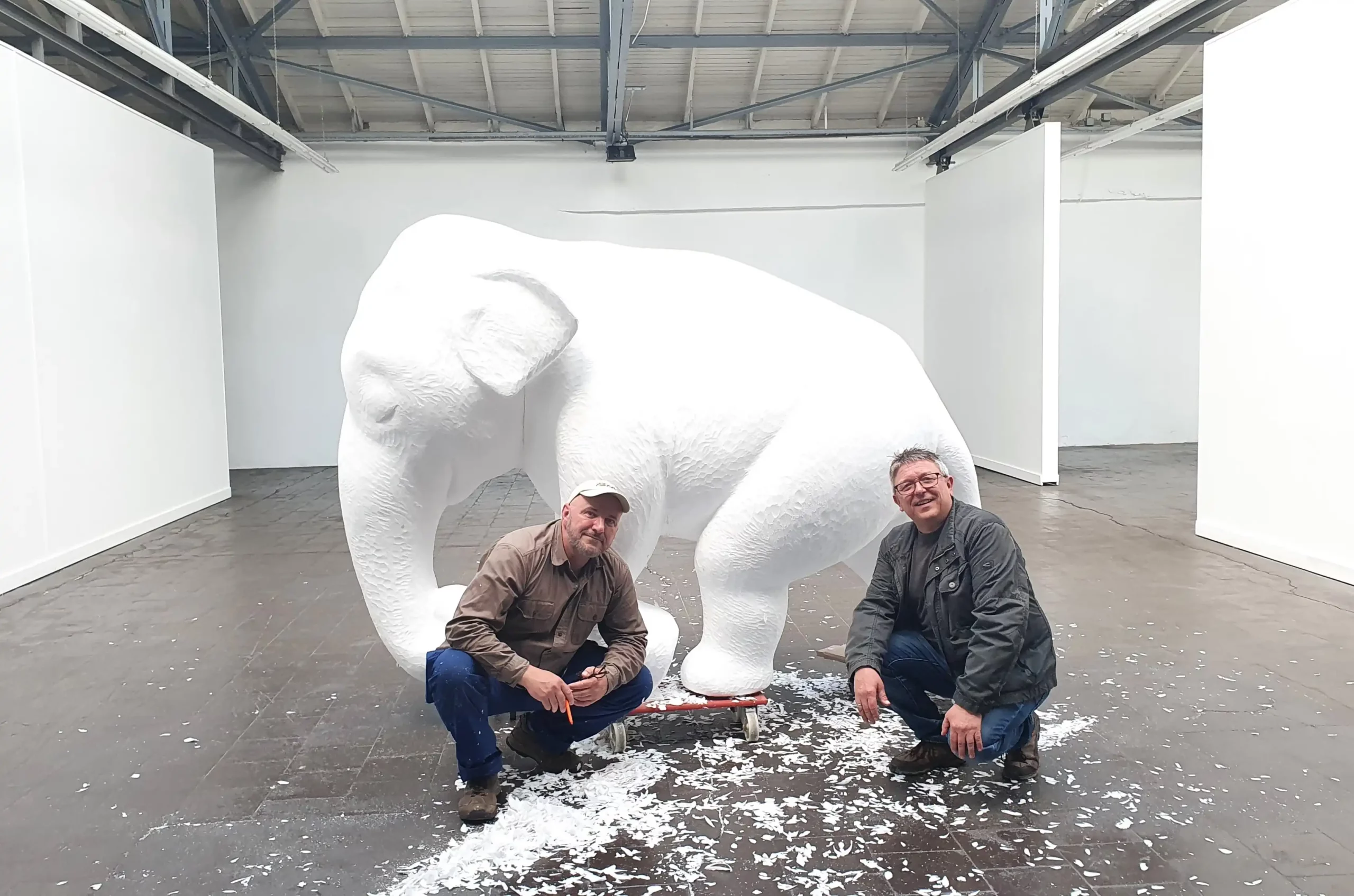 Der Künstler Jörg Mazur (links) und Christian Icking (rechts) vor der Skulptur des Elefanten