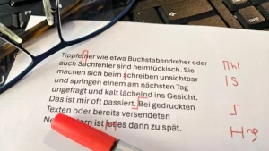 Tipps fürs Korrekturlesen: Ein Textdokument mit rot angestrichenen Fehlerkorrekturen